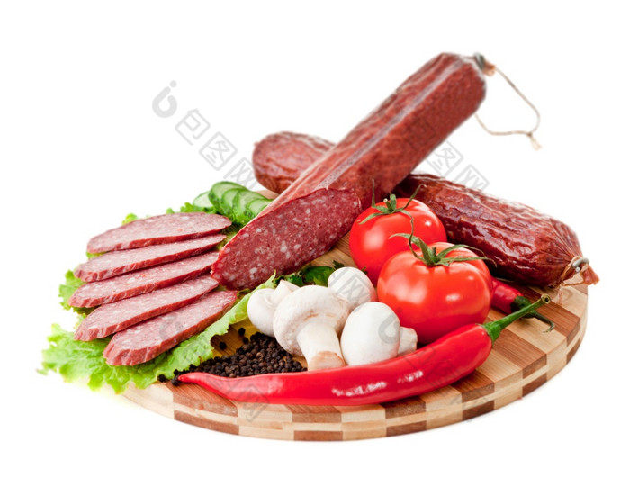 切片香肠与蔬菜和红色的纸孤立的白色背景切片香肠与蔬菜和红色的纸
