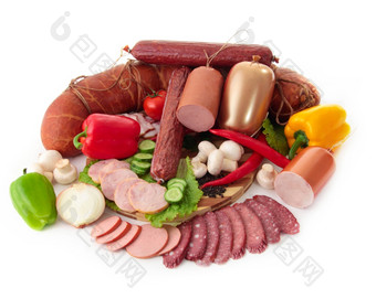 切片香肠与蔬菜和红色的纸孤立的白色背景切片香肠与蔬菜和红色的纸