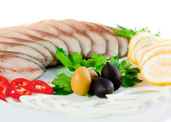 切片鱼与蔬菜孤立的白色背景切片鱼与蔬菜