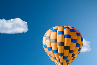热空气气球对才华横溢的蓝色的天空关闭热空气气球对才华横溢的蓝色的天空