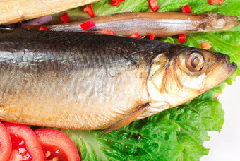 鱼板与红色的胡椒孤立的白色背景鱼板与红色的胡椒