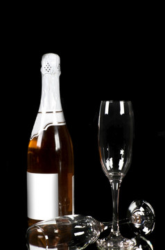 香槟瓶和玻璃黑色的香槟瓶和玻璃
