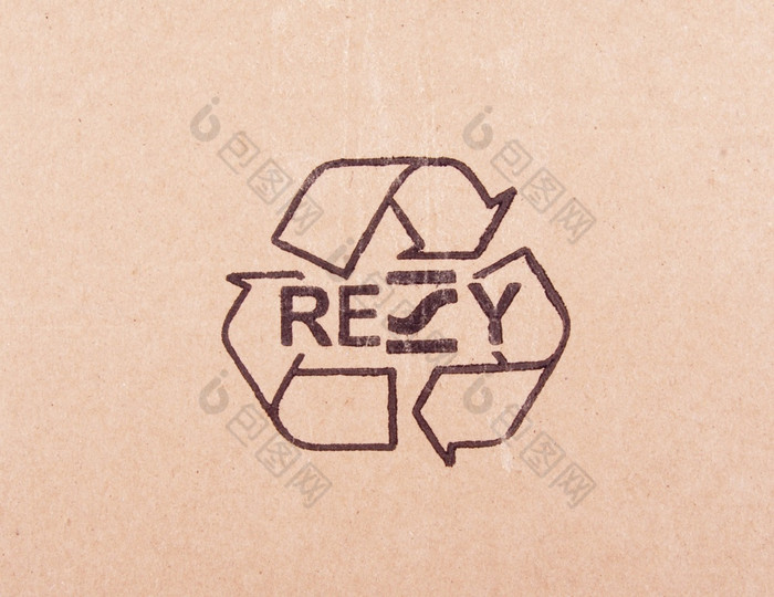 撕裂出一块纸板与回收象征关闭撕裂出一块纸板与回收象征