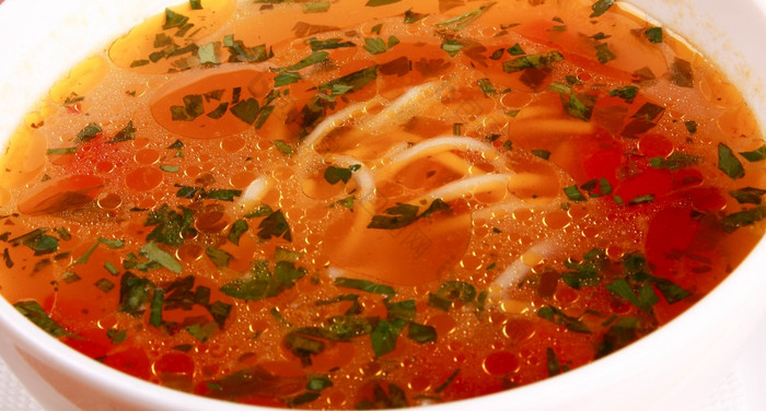 碗明亮的红色的奶油番茄汤与酸奶碗明亮的红色的奶油番茄汤