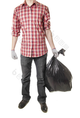 男人。持有黑色的塑料垃圾袋孤立的白色背景男人。持有黑色的塑料垃圾袋