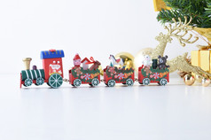 木玩具火车与色彩斑斓的块快乐新一年圣诞节圣诞老人老人他与庆祝活动球和其他装饰