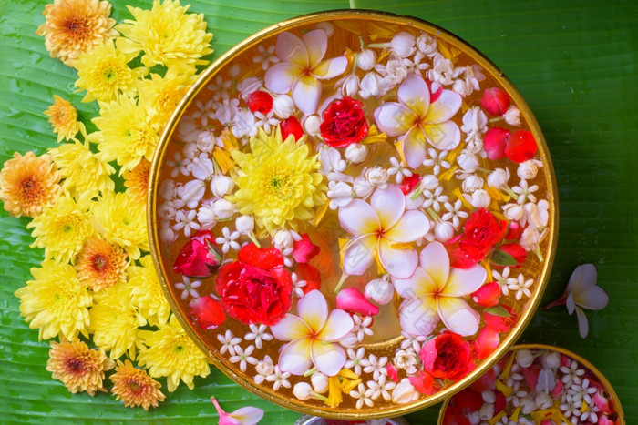 色彩斑斓的花水碗装修香蕉叶为泼水节节日泰国新一年