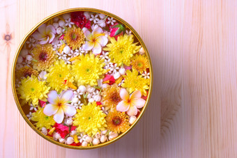 色彩斑斓的花水碗装修木背景为泼水节节日泰国新一年