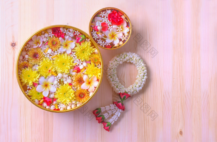 色彩斑斓的花水碗装修木背景为泼水节节日泰国新一年