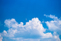 的飞机滑翔的多云的天空