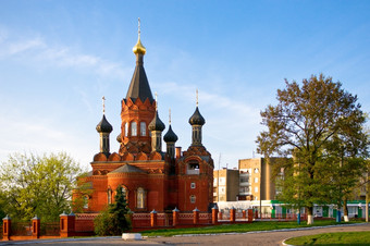 红色的石头正统的教堂与黑色的cupolas布良斯克地区俄罗斯