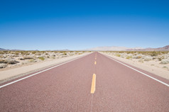 高速公路通过的南部加州沙漠
