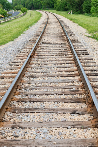 铁路跟踪通过的肖尔伍德山郊区麦迪逊威斯康辛州