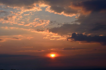 美丽的日落日出与云天空与云色彩斑斓的自然背景