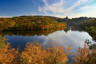 美丽的秋天景观与老城堡维韦里<strong>日落</strong>和美丽的蓝色的天空与<strong>云色彩斑斓</strong>的自然背景秋天季节布尔诺捷克共和国