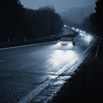 车的路的雾秋天景观危险的路交通冬天季节