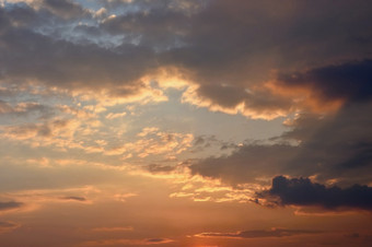 美丽的日落日出与云天空与云色彩斑斓的自然背景