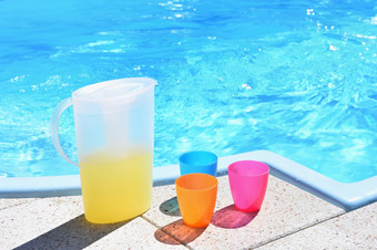 饮料与杯和<strong>水壶</strong>背景与水<strong>热</strong>阳光明媚的一天夏天假期田园