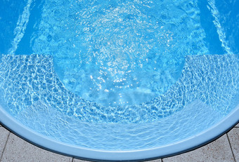 涟漪水游泳池与太阳反射夏天背景为旅行和假期假期田园