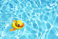 黄色的橡胶鸭的水热阳光明媚的一天夏天背景为旅行和假期假期田园