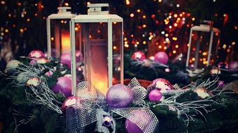 圣诞节背景<strong>灯</strong>笼与紫色的<strong>饰品</strong>圣诞节树美丽的模糊摘要色彩斑斓的<strong>灯</strong>的背景概念为假期冬天时间和快乐新一年