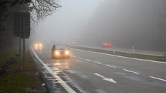 坏天气开车多雾的朦胧的国家路高速公路路交通冬天时间