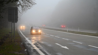 坏天气<strong>开车</strong>多雾的朦胧的国家路高速公路路交通冬天时间