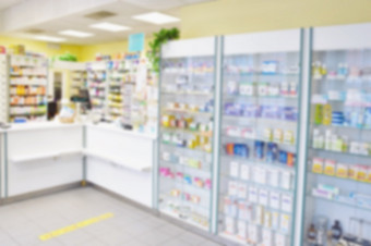 模糊背景室内药店与货物和展示了药物和维生素为健康商店概念医学和健康的生活方式