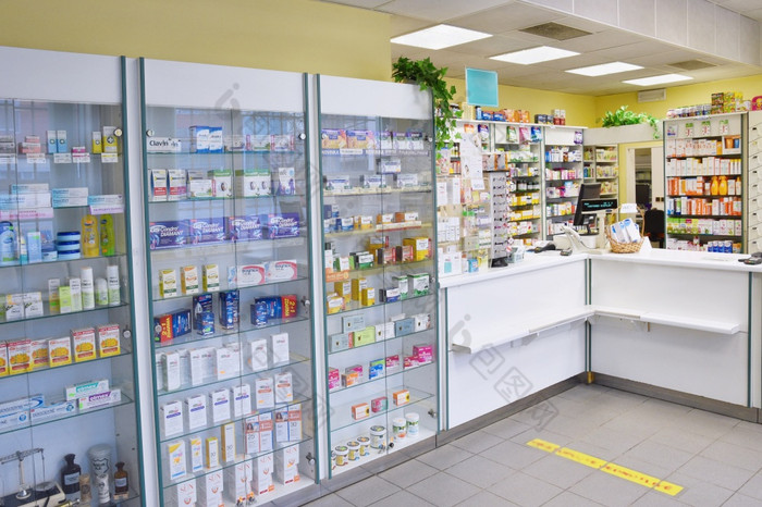 五月布尔诺捷克共和国室内药店与货物和展示了药物和维生素为健康商店概念医学和健康的生活方式