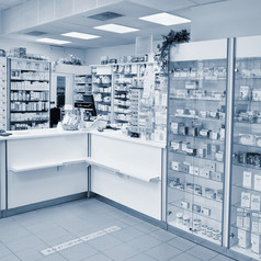 五月布尔诺捷克共和国室内药店与货物和展示了药物和维生素为健康商店概念医学和健康的生活方式