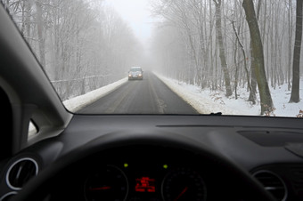 危险的冬天季节与雪的路的室内的车从的司机rsquo点视图危险的交通坏天气