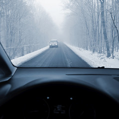 开车的车的冬天视图从的室内车雪路的眼睛的司机概念为开车安全的冬天