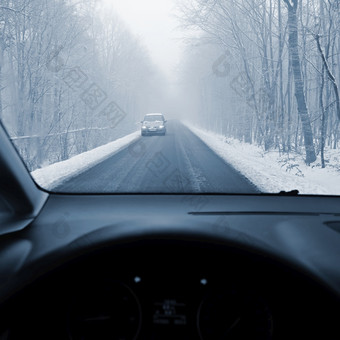 开车的车的冬天视图从的室内车雪路的眼睛的司机概念为开车安全的冬天
