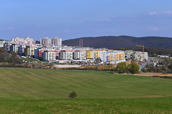 建设新公寓建筑的住房房地产概念为住房和建设新公寓不断上升的建筑材料和不断上升的真正的房地产价格布尔诺bystrc捷克共和国