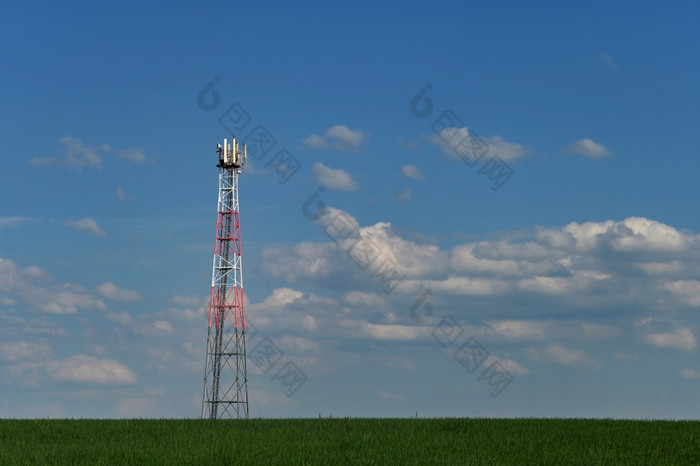 发射机为GSM信号移动手机的场的背景蓝色的天空与云概念为现代技术和行业电信塔