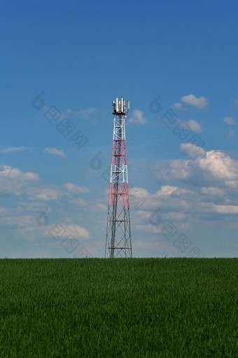 发射机为GSM信号<strong>移动手机</strong>的场的背景蓝色的天空与云概念为现代技术和行业电信塔