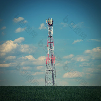 发射机为GSM信号移动手机的场的背景蓝色的天空与云概念为现代技术和行业<strong>电信</strong>塔