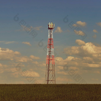 <strong>发射</strong>机为GSM<strong>信号</strong>移动手机的场的背景蓝色的天空与云概念为现代技术和行业电信塔