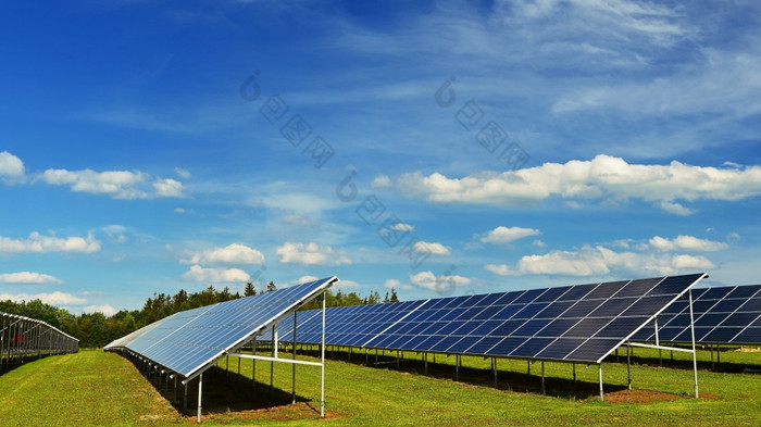 太阳能权力植物概念为电和生态行业高能源价格美丽的景观和阳光明媚的一天与蓝色的天空光伏权力植物