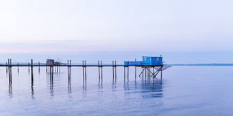 小屋渔民蓝色的日落伊夫湾法国小屋渔民蓝色的日落