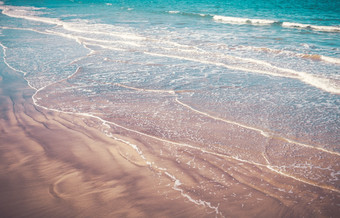 波洗上岸的褪色的沙子见过从以上布列塔尼波洗上岸的褪色的沙子