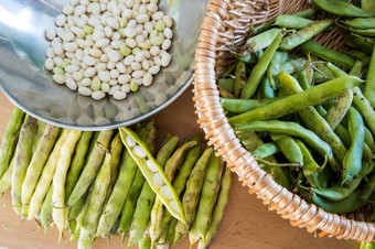 堆新鲜的白色椰子<strong>树</strong>豆子的豆荚和去皮的厨房菜豆寻常的准备椰子<strong>树</strong>潘波勒豆子