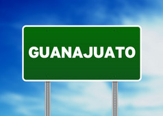 绿色瓜纳华墨西哥高速公路标志云背景