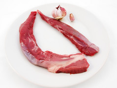 生肉生红色的肉牛里脊肉对白色背景