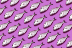 生金鱼模式在紫罗兰色的背景