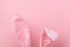 粉红色的兔子耳朵在粉红色的背景最小的复活节背景