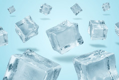 悬浮冰多维数据集在蓝色的背景冷屏幕保护程序成分为鸡尾酒和饮料的热季节