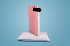 personofied绗缝枕头与睡觉面具蓝色的背景软缓冲为舒适的睡眠和甜蜜的做梦