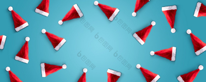 有创意的圣诞老人老人帽子在蓝色的背景最小的冬天平躺圣诞节概念快乐圣诞节全景模拟