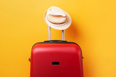 手提箱与他在黄色的背景最小的有创意的旅行概念